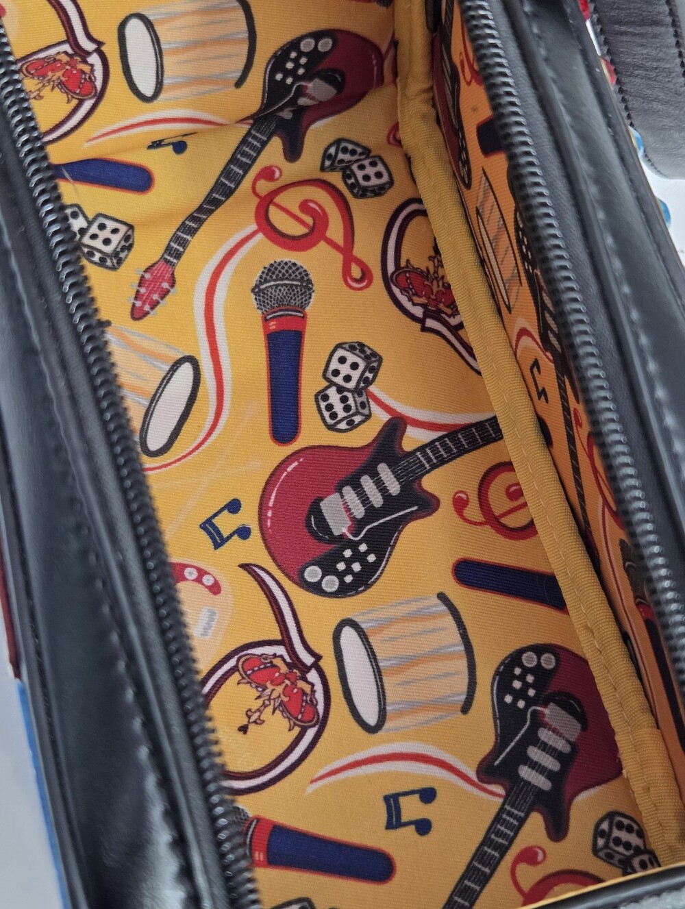VENDULA LONDON X QUEEN TOUR BUS GRAB BAG - Picture 6 of 6